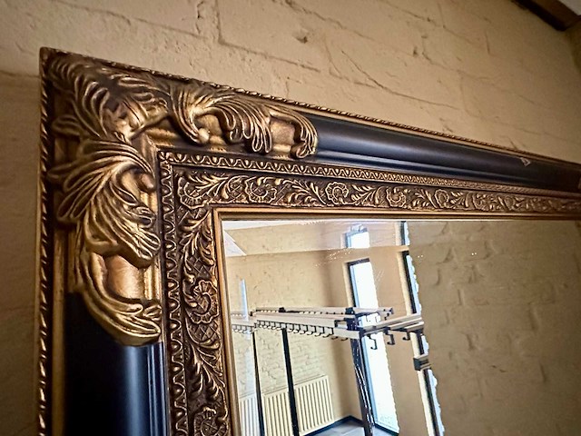 Spiegel met zwart antiek gouden ornamentlijst - afbeelding 2 van  4