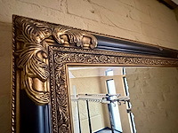 Spiegel met zwart antiek gouden ornamentlijst - afbeelding 2 van  4