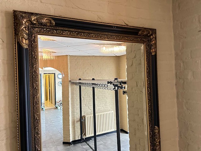 Spiegel met zwart antiek gouden ornamentlijst - afbeelding 3 van  4