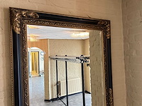 Spiegel met zwart antiek gouden ornamentlijst - afbeelding 3 van  4