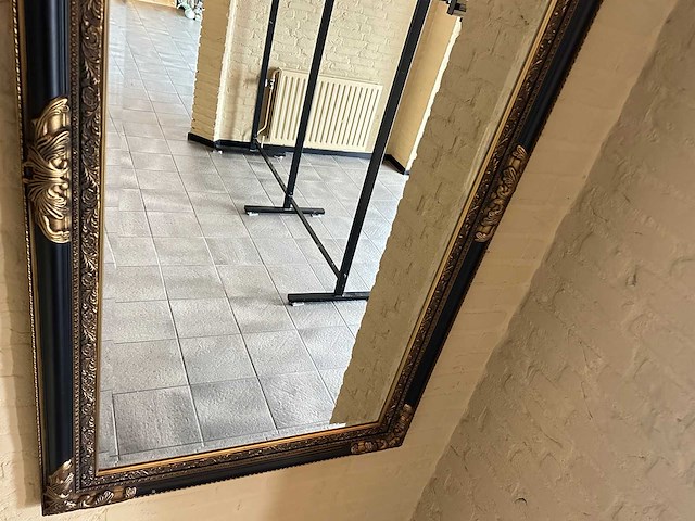 Spiegel met zwart antiek gouden ornamentlijst - afbeelding 4 van  4