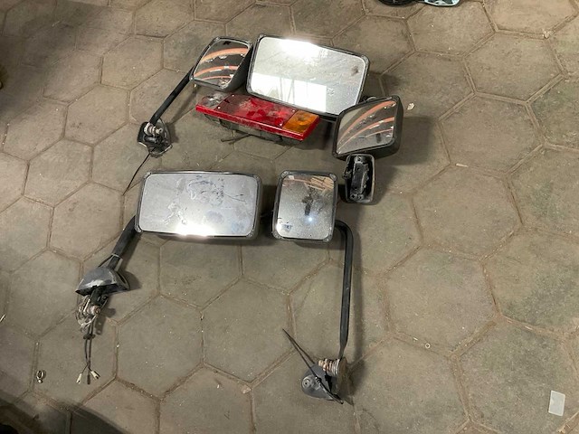 Spiegels en achterlicht - afbeelding 3 van  3