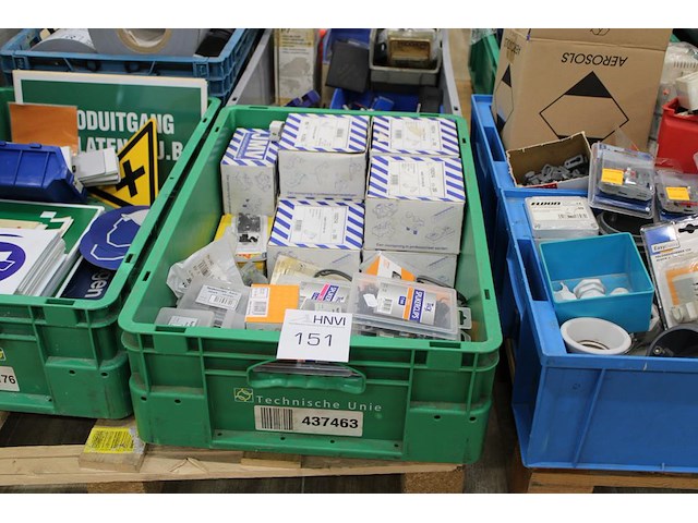 Spijkerclips en zadels in kunststof krat. - afbeelding 1 van  3