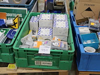 Spijkerclips en zadels in kunststof krat. - afbeelding 1 van  3