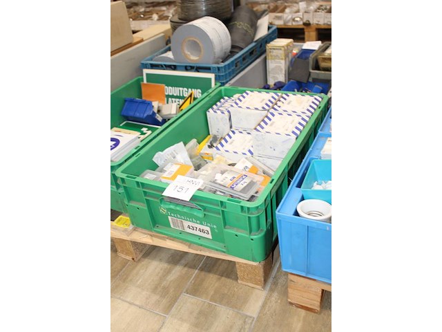 Spijkerclips en zadels in kunststof krat. - afbeelding 2 van  3