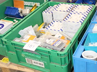 Spijkerclips en zadels in kunststof krat. - afbeelding 2 van  3