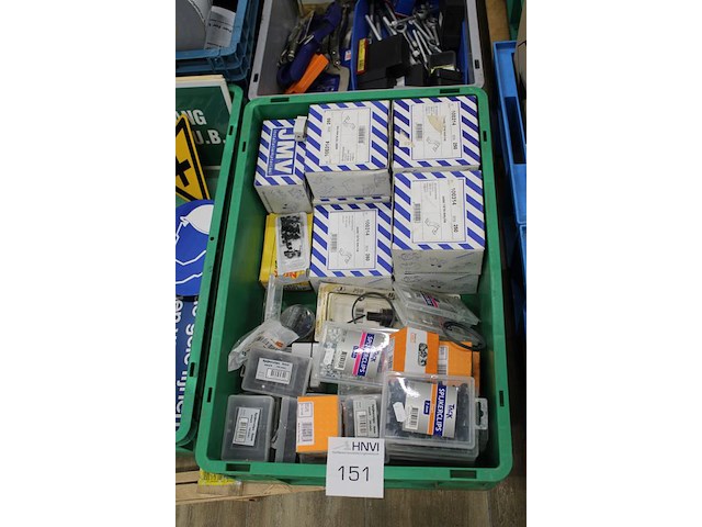 Spijkerclips en zadels in kunststof krat. - afbeelding 3 van  3