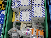 Spijkerclips en zadels in kunststof krat. - afbeelding 3 van  3