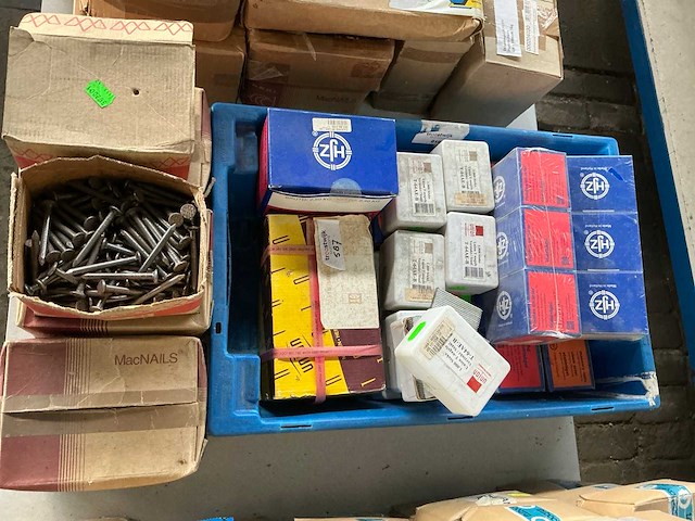 Spijkers, nagels & nieten - afbeelding 2 van  7