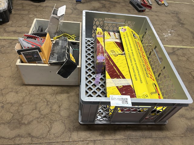 Spijkers voor tackers en snelbouwschroeven op band - afbeelding 1 van  6