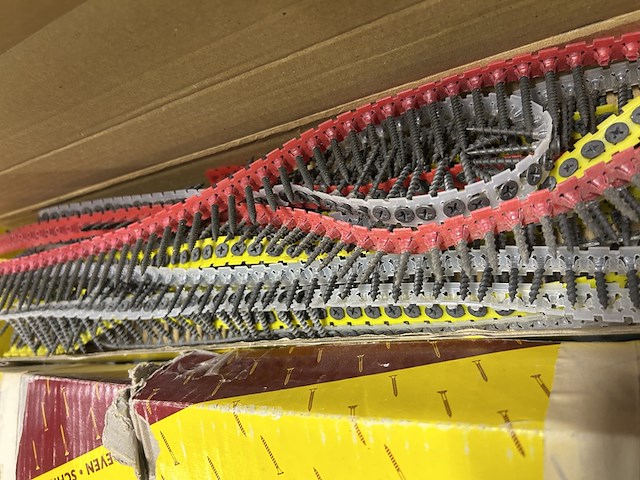 Spijkers voor tackers en snelbouwschroeven op band - afbeelding 4 van  6