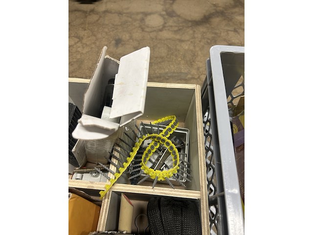 Spijkers voor tackers en snelbouwschroeven op band - afbeelding 5 van  6