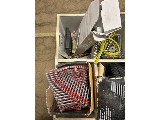 Spijkers voor tackers en snelbouwschroeven op band - afbeelding 6 van  6
