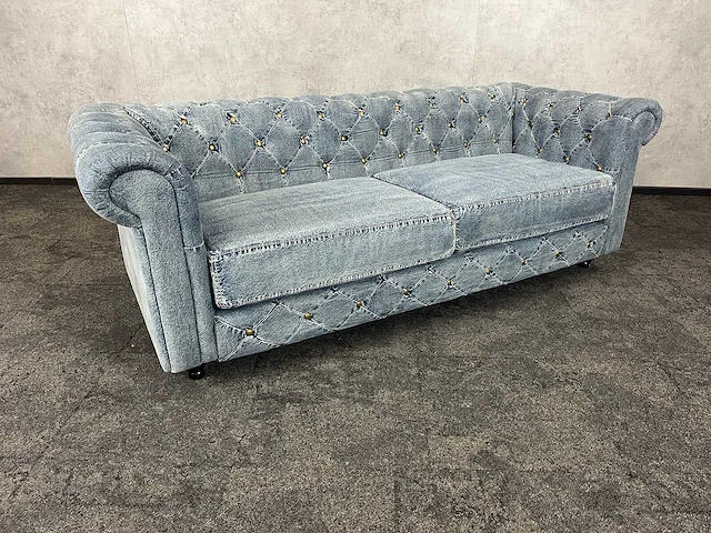 Spijkerstof gecapitonneerde sofa - afbeelding 2 van  9