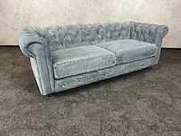 Spijkerstof gecapitonneerde sofa - afbeelding 2 van  9
