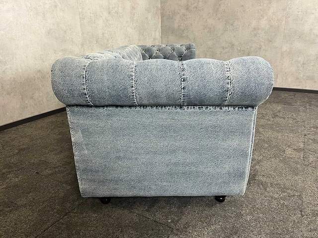 Spijkerstof gecapitonneerde sofa - afbeelding 4 van  9