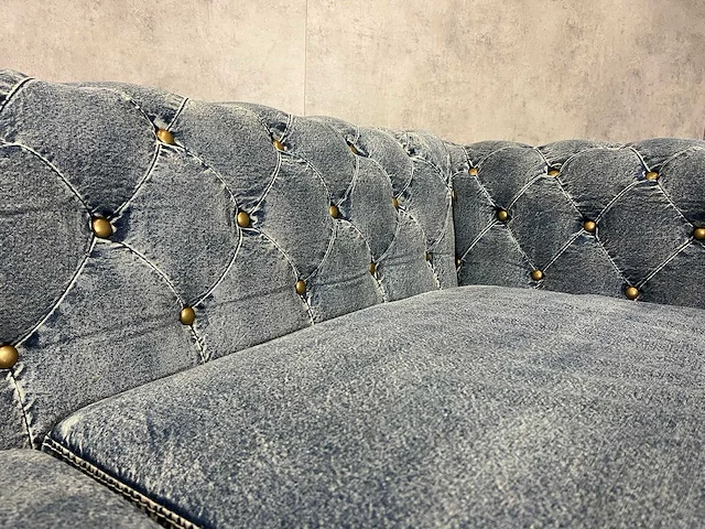Spijkerstof gecapitonneerde sofa - afbeelding 7 van  9