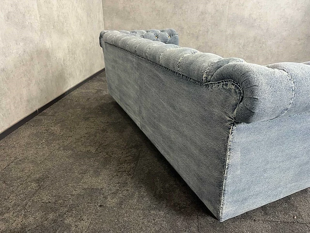 Spijkerstof gecapitonneerde sofa - afbeelding 4 van  8