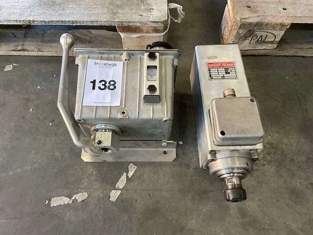 Spindelmotor en oliereservoir met handpomp - afbeelding 1 van  6