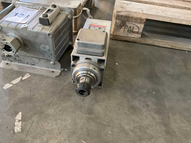 Spindelmotor en oliereservoir met handpomp - afbeelding 4 van  6