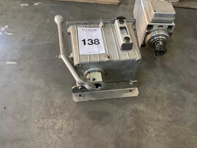 Spindelmotor en oliereservoir met handpomp - afbeelding 6 van  6