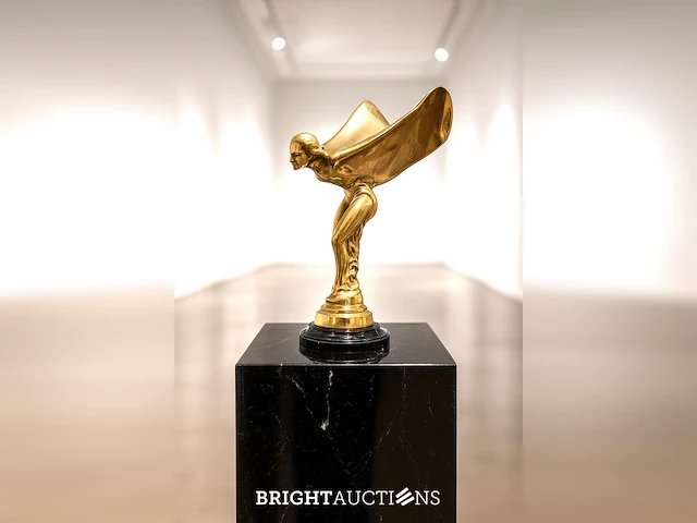 Spirit of ecstasy sculptuur | goudkleurig op zwarte sokkel | 38 cm - afbeelding 1 van  2