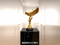 Spirit of ecstasy sculptuur | goudkleurig op zwarte sokkel | 38 cm