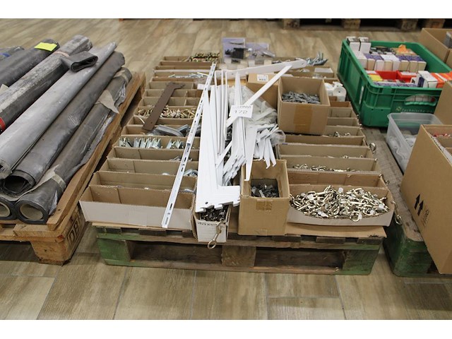 Splitpennen, borgveren, touwogen, borgpennen, etc. op pallet. - afbeelding 1 van  3