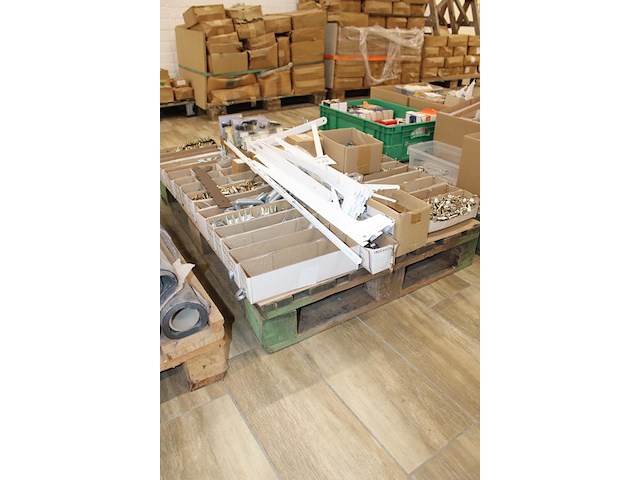 Splitpennen, borgveren, touwogen, borgpennen, etc. op pallet. - afbeelding 2 van  3