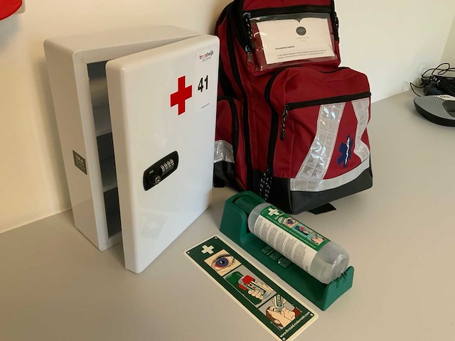 Spoedtas, medicijnkluis en oogdouche - afbeelding 9 van  9