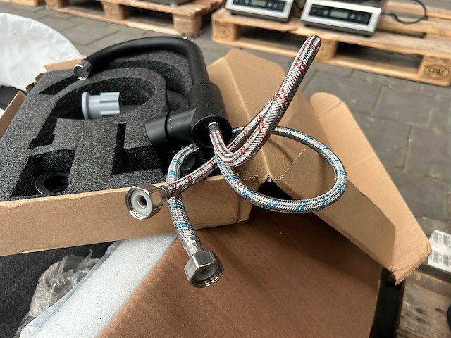 Spoelbak met design kraan - afbeelding 2 van  4