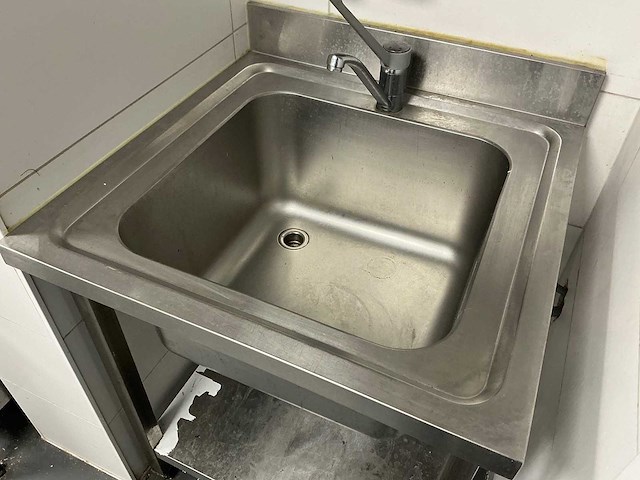 Spoelbak met kraan - afbeelding 2 van  3