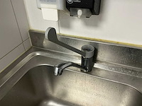 Spoelbak met kraan - afbeelding 3 van  3