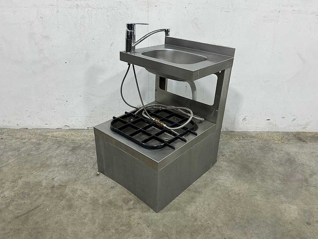 Spoelbak met kraan - afbeelding 1 van  3