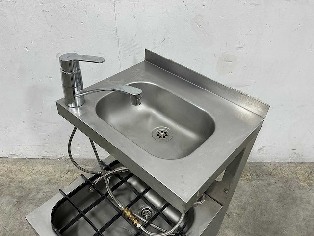 Spoelbak met kraan - afbeelding 2 van  3