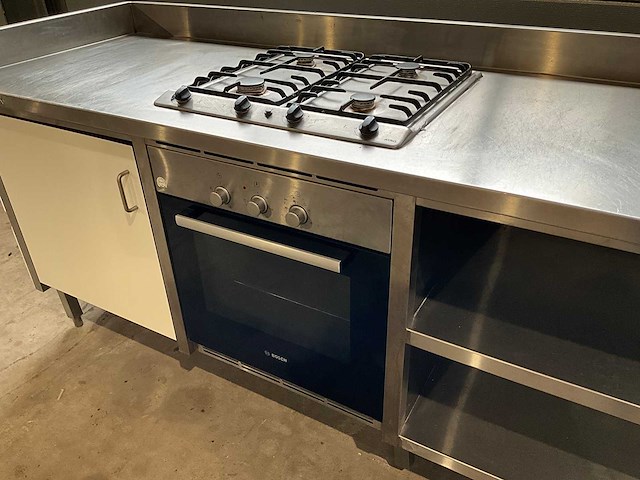 Spoeltafel met gasfornuis en oven - afbeelding 1 van  10