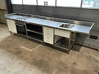 Spoeltafel met gasfornuis en oven