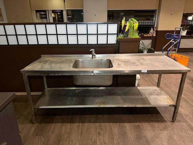 Spoeltafel met kraan - afbeelding 1 van  3