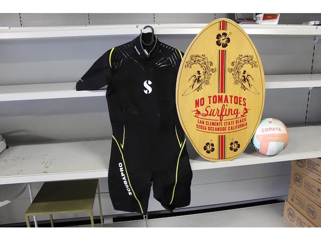 Sportieve strandset bestaande uit houten waveboard, wetsuit scuba pro, beachvolleybal en kleurrijke koelbox... - afbeelding 1 van  5