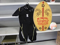 Sportieve strandset bestaande uit houten waveboard, wetsuit scuba pro, beachvolleybal en kleurrijke koelbox...