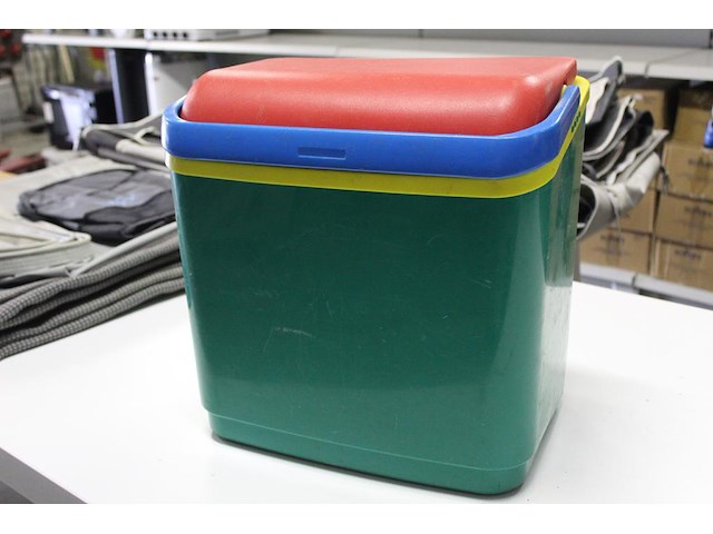 Sportieve strandset bestaande uit houten waveboard, wetsuit scuba pro, beachvolleybal en kleurrijke koelbox... - afbeelding 2 van  5