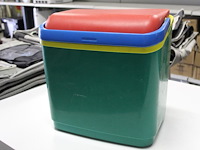 Sportieve strandset bestaande uit houten waveboard, wetsuit scuba pro, beachvolleybal en kleurrijke koelbox... - afbeelding 2 van  5