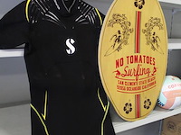 Sportieve strandset bestaande uit houten waveboard, wetsuit scuba pro, beachvolleybal en kleurrijke koelbox... - afbeelding 3 van  5