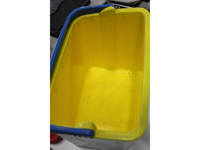 Sportieve strandset bestaande uit houten waveboard, wetsuit scuba pro, beachvolleybal en kleurrijke koelbox... - afbeelding 4 van  5