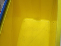 Sportieve strandset bestaande uit houten waveboard, wetsuit scuba pro, beachvolleybal en kleurrijke koelbox... - afbeelding 4 van  5