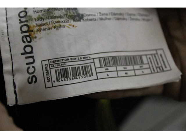 Sportieve strandset bestaande uit houten waveboard, wetsuit scuba pro, beachvolleybal en kleurrijke koelbox... - afbeelding 5 van  5