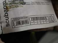 Sportieve strandset bestaande uit houten waveboard, wetsuit scuba pro, beachvolleybal en kleurrijke koelbox... - afbeelding 5 van  5