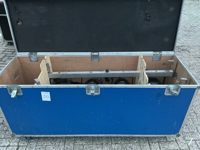 Spotlights in flightcase met inhoud - afbeelding 1 van  6