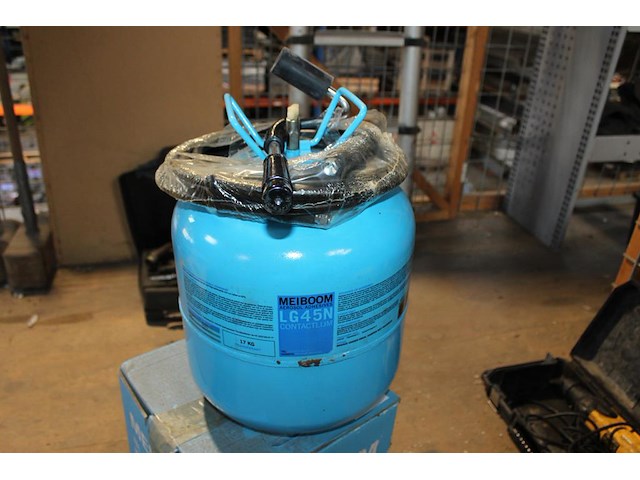 Sprayset meiboom bestaande uit lijmvat, slang, pistool en wals. - afbeelding 2 van  3