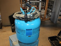 Sprayset meiboom bestaande uit lijmvat, slang, pistool en wals. - afbeelding 2 van  3